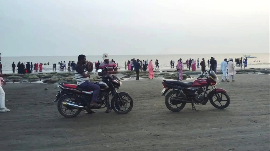 সৈকতে যথেচ্ছ মোটরসাইকেল চালনা, ঝুঁকিতে পর্যটকেরা