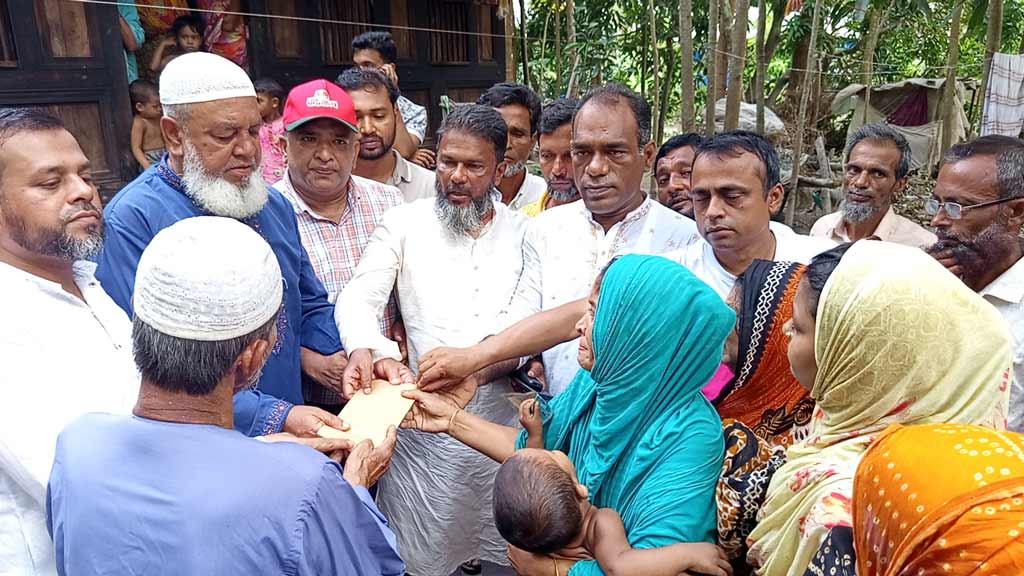 কাঠবোঝাই ট্রলার ডুবে নিহত চালকের পরিবারের পাশে প্রতিমন্ত্রী