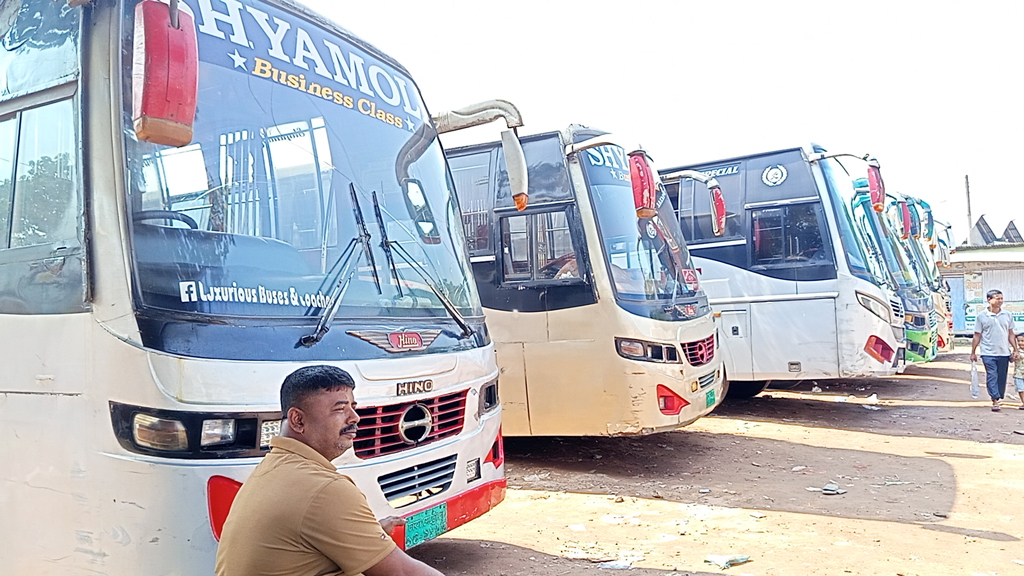 নিরাপত্তার আশঙ্কায় নেছারাবাদ থেকে ঢাকাগামী সব বাস বন্ধ