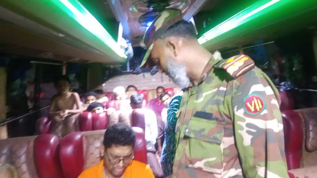 অতিরিক্ত ভাড়া আদায়, সেনাবাহিনীর অভিযানে ফেরত পেলেন যাত্রীরা