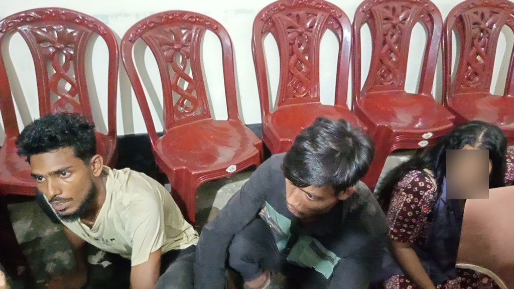 নেছারাবাদে ইয়াবা সেবনের সময় তিনজনকে গণপিটুনি, পরে আটক