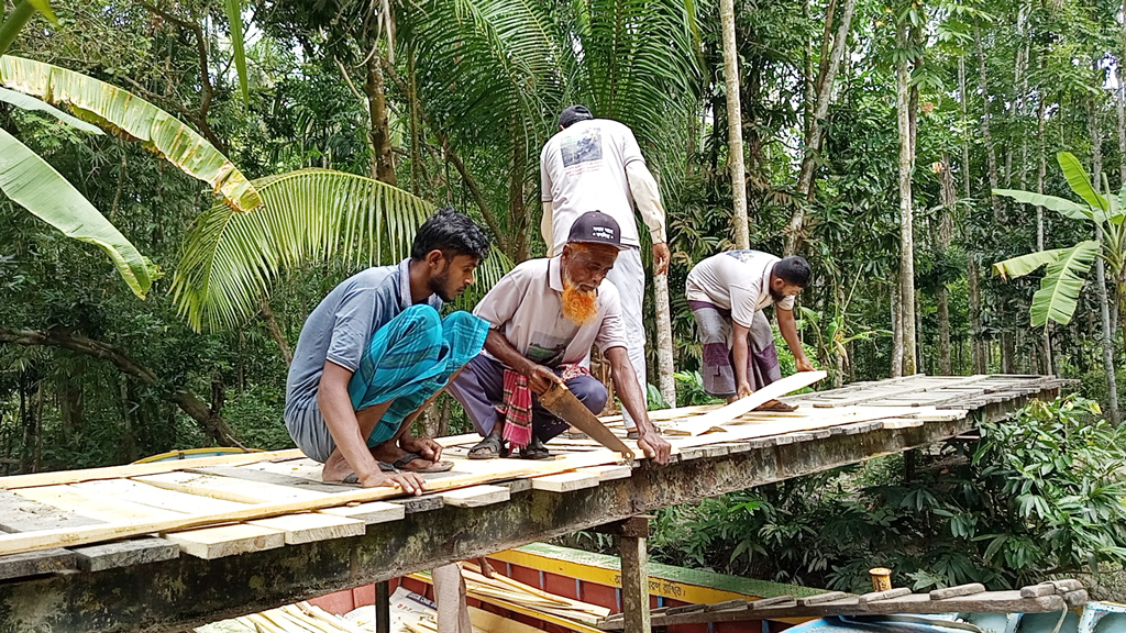 দীর্ঘদিনের দুর্ভোগ লাঘবে নেছারাবাদে ব্যক্তিগত উদ্যোগে পুল-রাস্তা সংস্কার