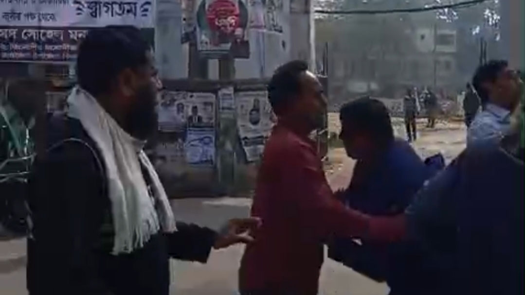 বার্ষিক পরীক্ষা না নিয়ে আন্দোলনে শিক্ষকেরা: নেছারাবাদে শিক্ষক-অভিভাবকদের ধাক্কাধাক্কি