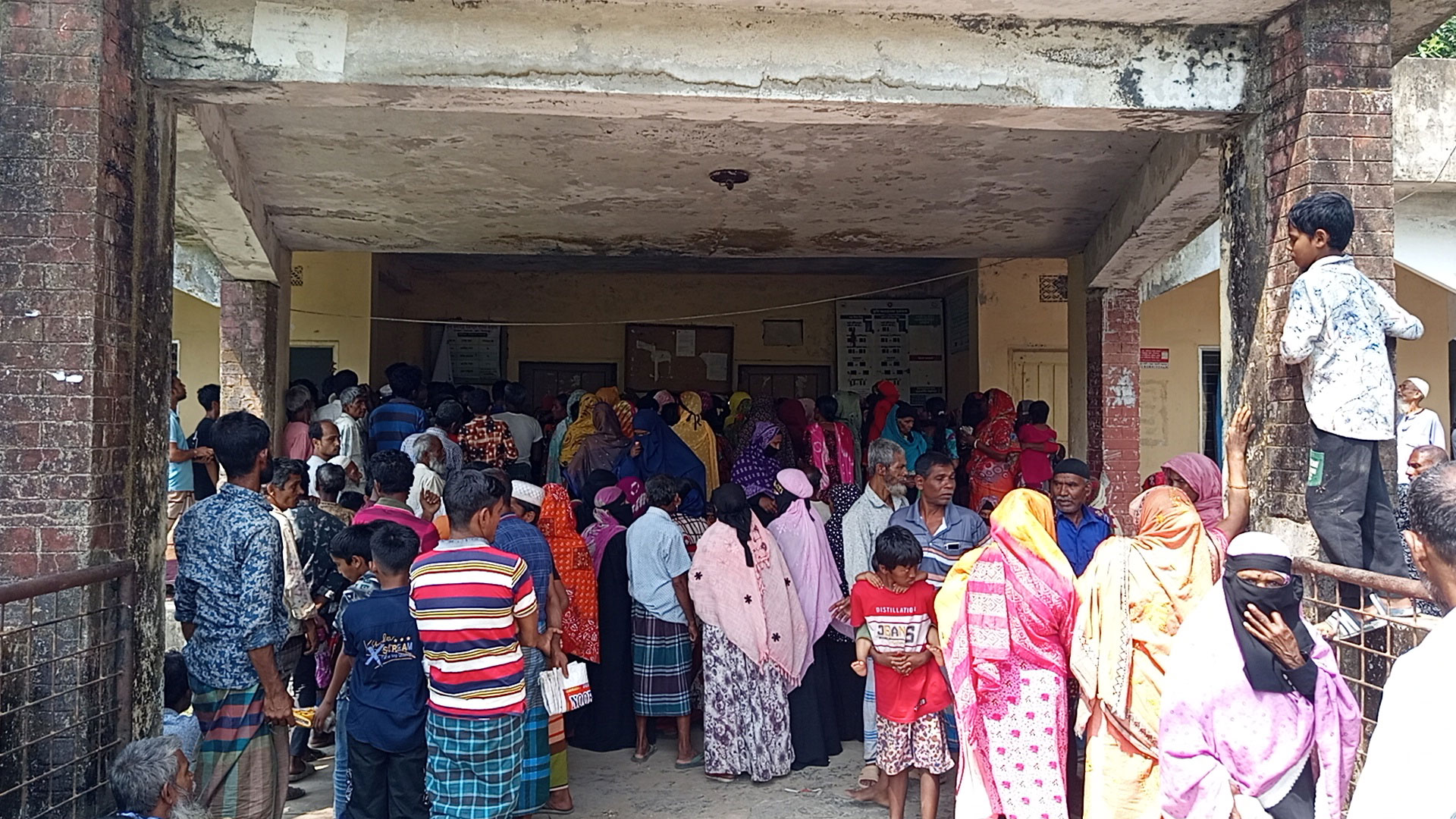 নেছারাবাদে ভিজিএফের চাল বিতরণে অনিয়মের অভিযোগ, ১০ কেজির বদলে দেওয়া হচ্ছে ৯ কেজি