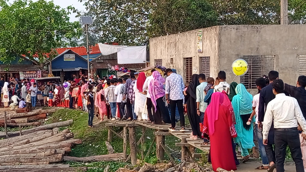 সন্ধ্যা নদীর তীরে দর্শনার্থীর ঢল, নেই দৃশ্যমান নিরাপত্তা