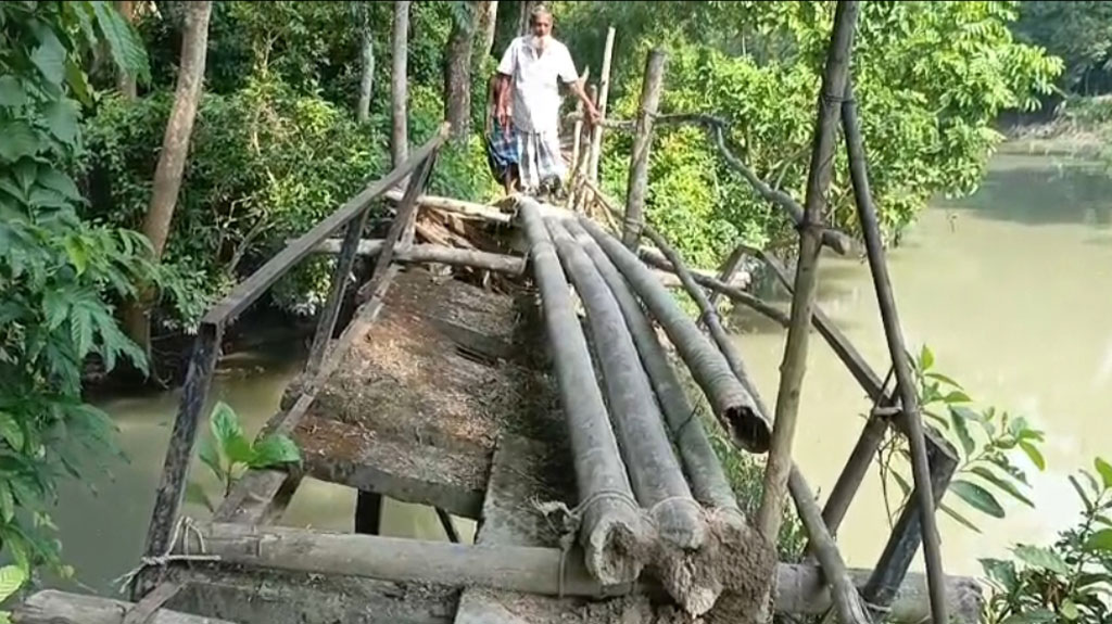 নেছারাবাদের ৩টি ঝুঁকিপূর্ণ সেতু এখন ‘মৃত্যুফাঁদ’