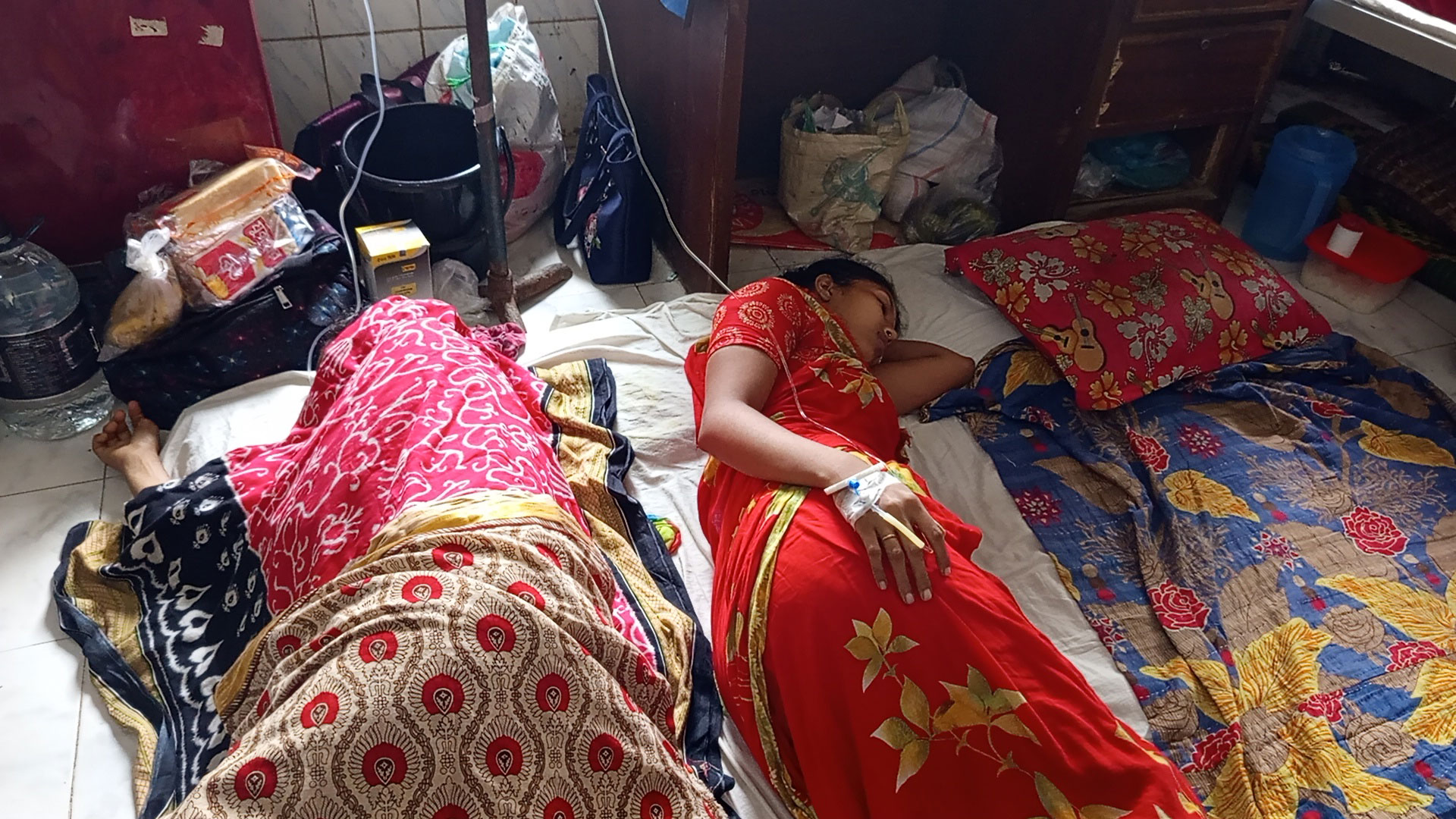 নেছারাবাদে রাতের খাবার খেয়ে একই ঘরের সবাই হাসপাতালে ভর্তি