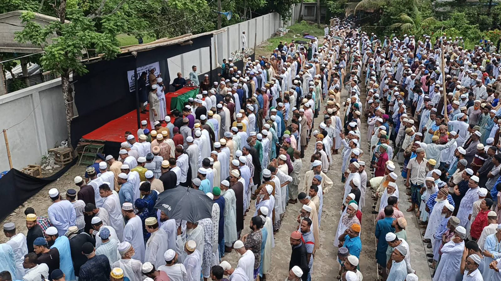 নেছারাবাদে বিএনপি নেতা ওয়াহিদুজ্জামানের জানাজায় মানুষের ঢল