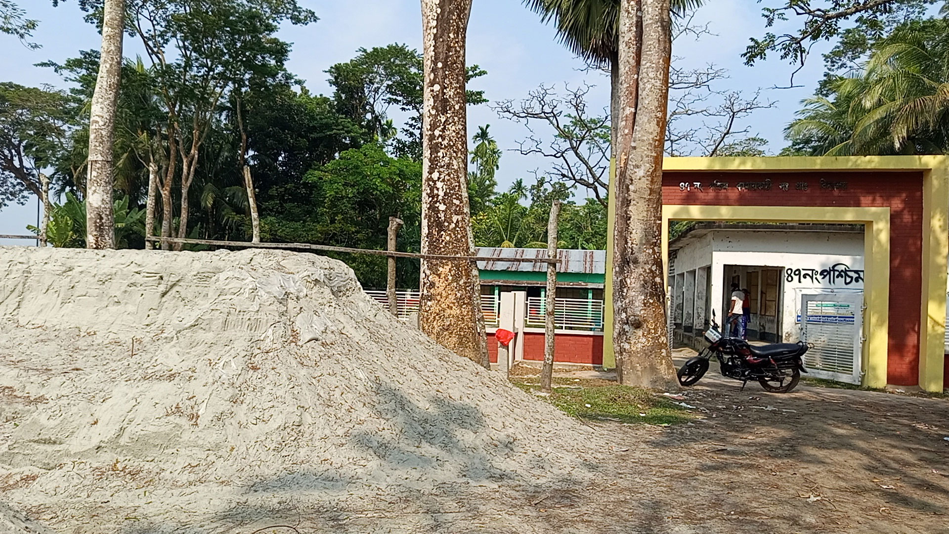 নেছারাবাদে স্কুলঘেঁষা বালুর পাহাড়! শিক্ষার্থীদের নিত্যসঙ্গী ধুলা-দুর্ভোগ