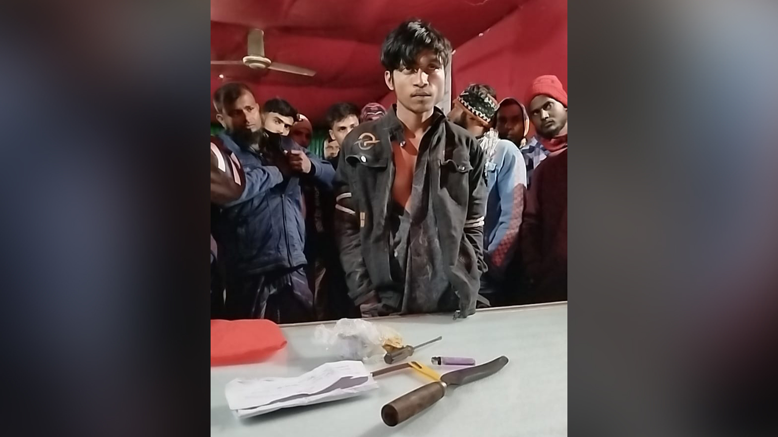 নেছারাবাদে ছিনতাইকারী সন্দেহে যুবক আটক, দেশীয় অস্ত্র উদ্ধার