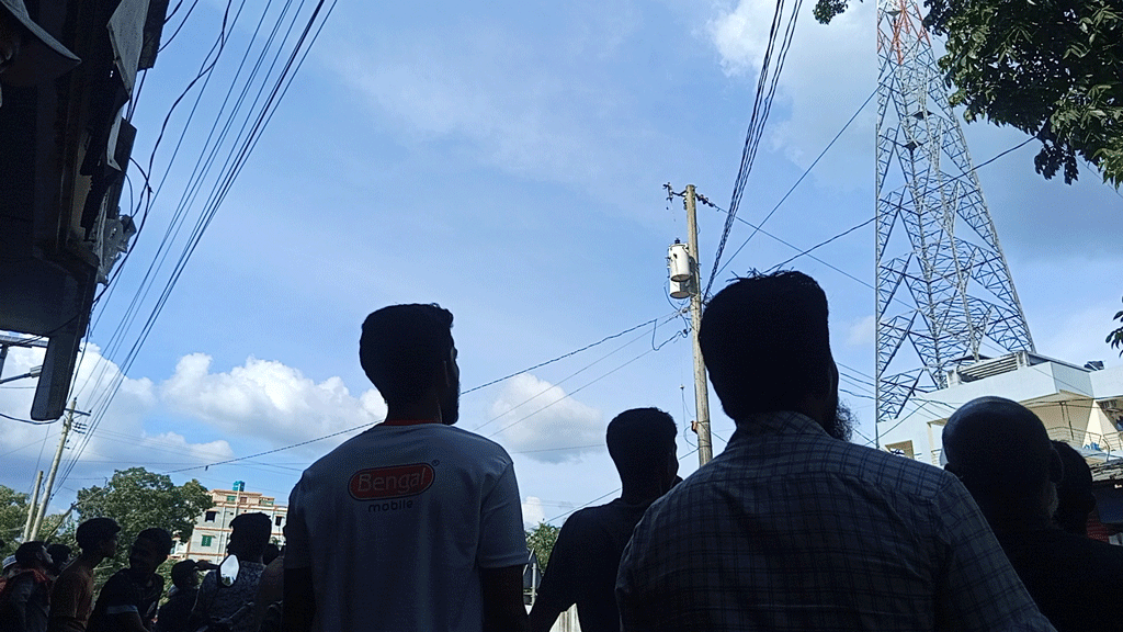 নেছারাবাদে এক পাগলের কাণ্ডে গোটা উপজেলার বিদ্যুৎ বন্ধ