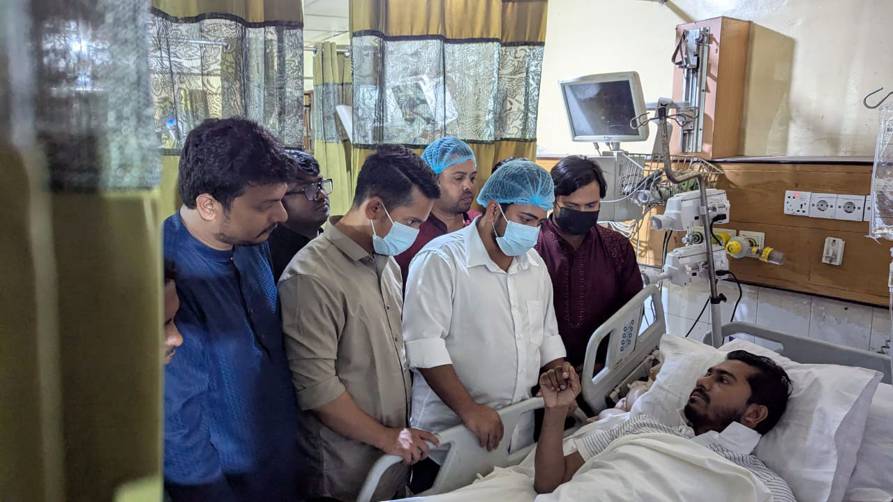 এয়ারপোর্ট থেকে নুরকে দেখতে হাসপাতালে এনসিপি নেতারা