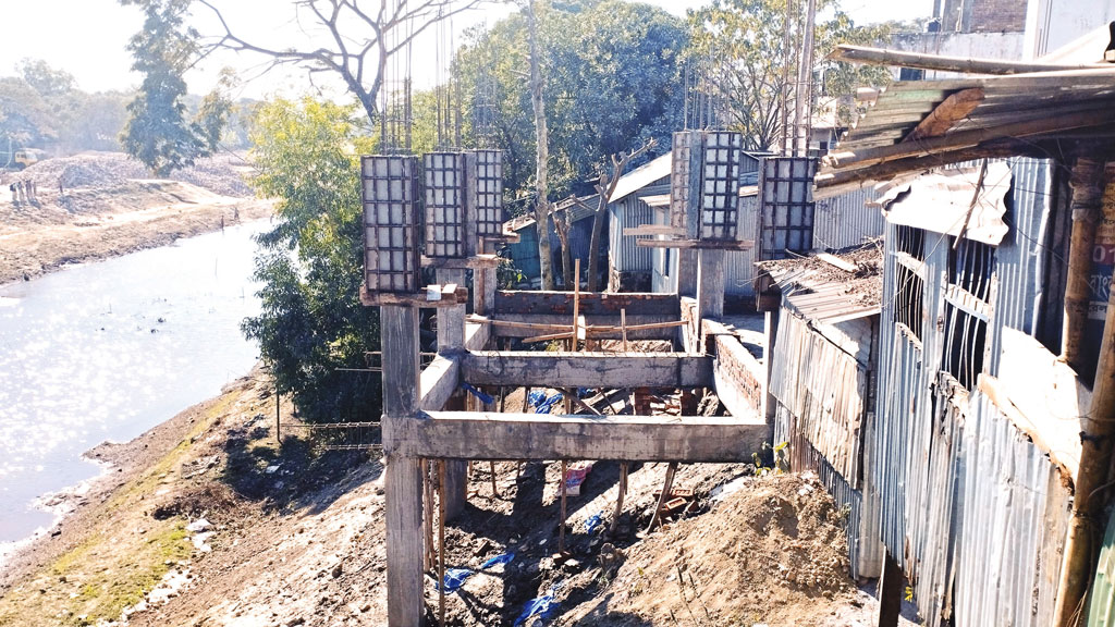 ময়মনসিংহের নান্দাইল: নদীর জায়গা দখল করে আ.লীগ নেতার মার্কেট