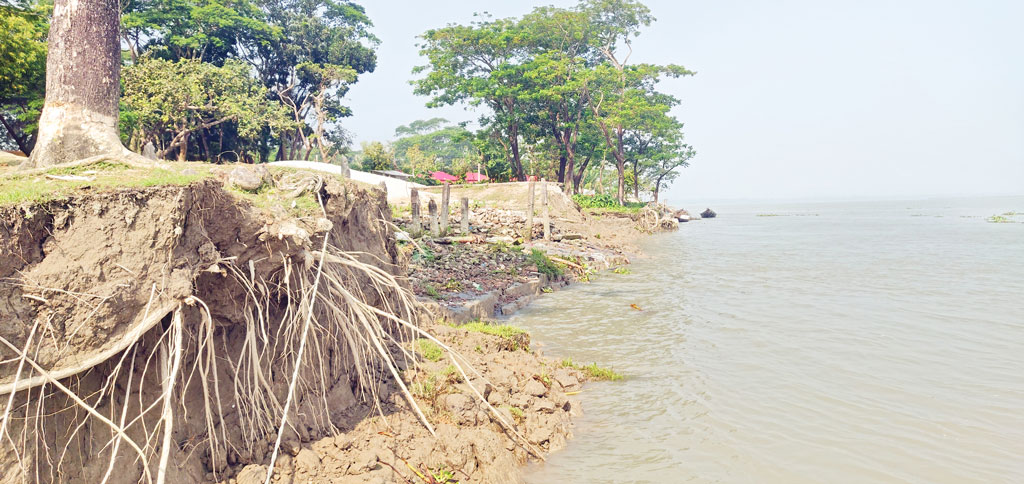 বরগুনায় নদীভাঙন: ঝুঁকিতে আবাসন প্রকল্প, খাদ্যগুদাম