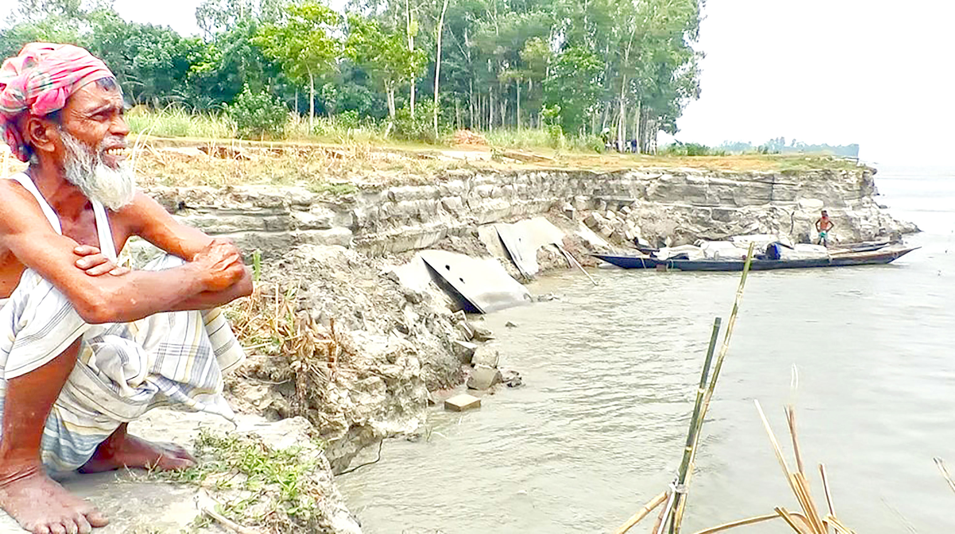 ভাঙছে ৩ কিলোমিটারজুড়ে