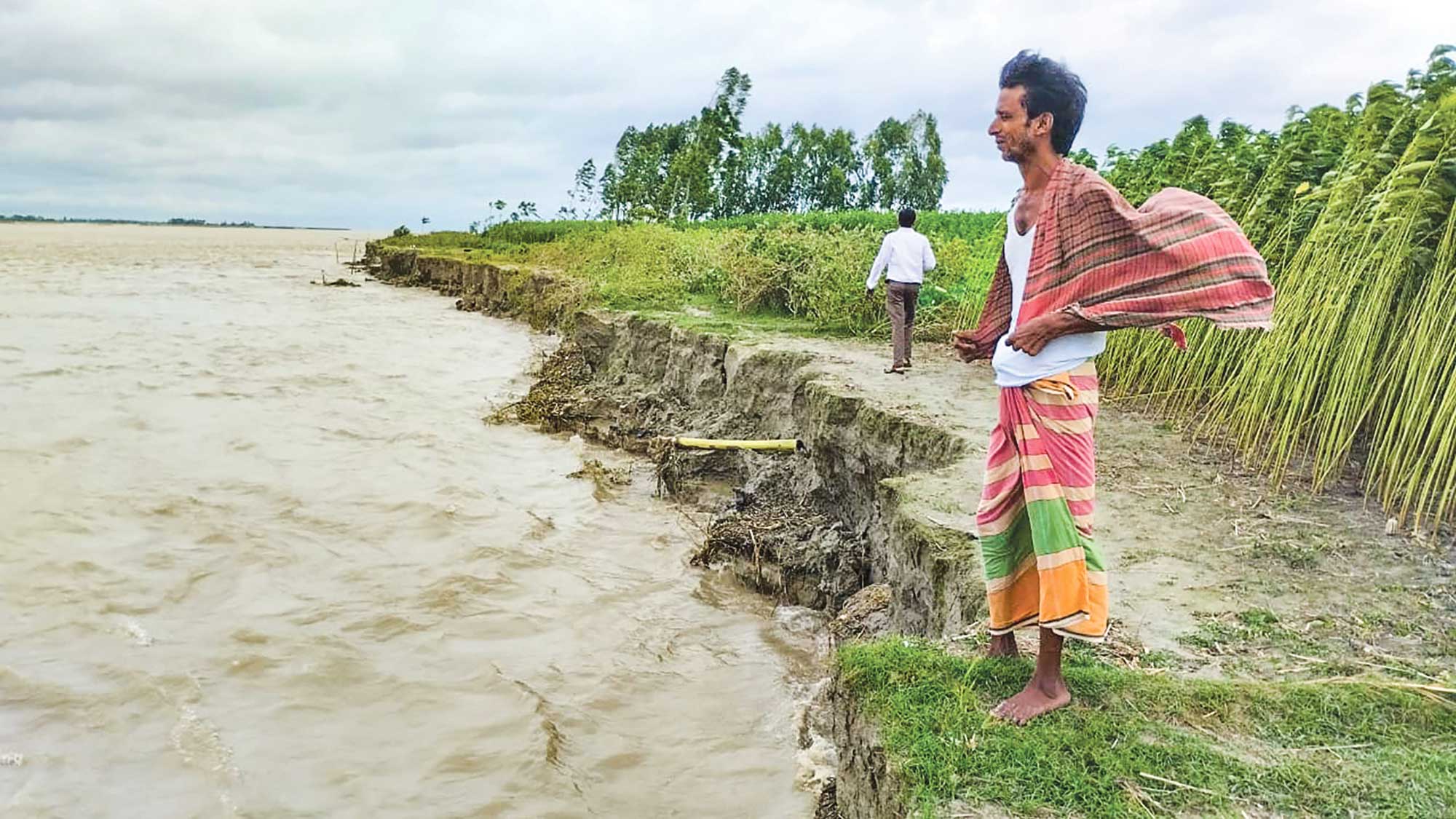 ঘরবাড়ি বিলীন, দিশেহারা মানুষ