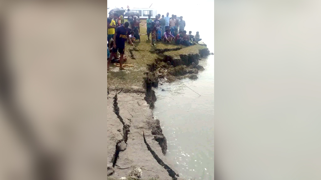 বাবার সঙ্গে ছিল ৫ বছরের আব্দুল্লাহ, পাড় ভেঙে তলিয়ে গেল খরস্রোতা নদীতে