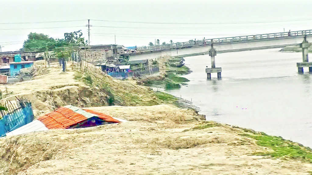সাতক্ষীরা: বেড়িবাঁধের ৪০ স্থানে তীব্র ভাঙন, ঝুঁকি