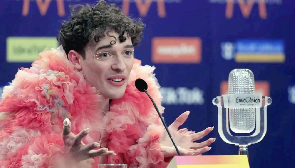 ফিলিস্তিনে গণহত্যার প্রতিবাদে ইউরোভিশন ট্রফি ফিরিয়ে দিলেন নেমো