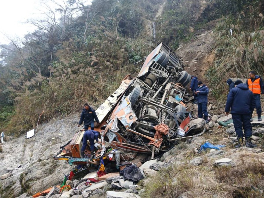 নেপালে পাহাড়ি রাস্তা থেকে বাস খাদে পড়ে নিহত ১৯