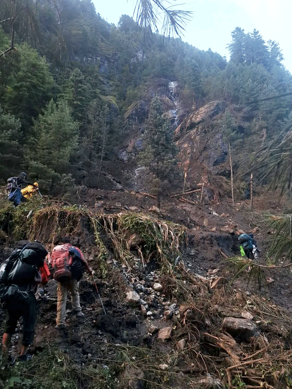 নেপালে ফের ভূমিধস, পাহাড় থেকে হেলিকপ্টারে উদ্ধার পর্যটকদের