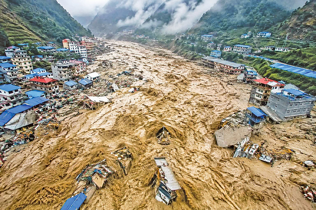 গুর্খাদের নিয়ে নাটক এবং বন্যা