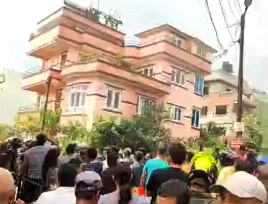 রাজনৈতিক নেতাদের বাড়িতে ভাঙচুর চালাচ্ছে নেপালি তরুণেরা