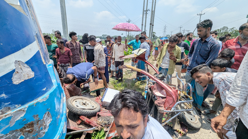 নেত্রকোনায় বাস-অটোরিকশা সংঘর্ষে মা-মেয়েসহ নিহত ৩