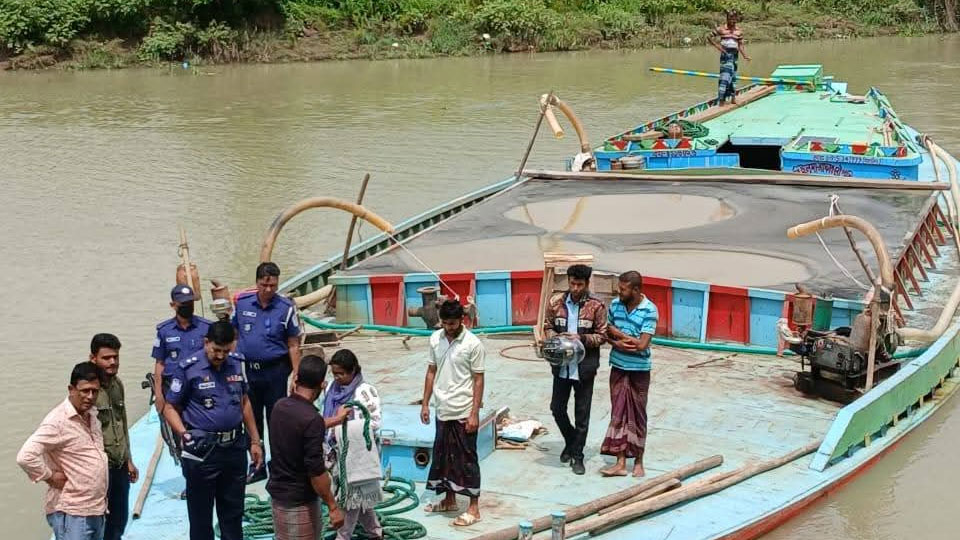 অবৈধভাবে বালু উত্তোলনের দায়ে আটক ৫