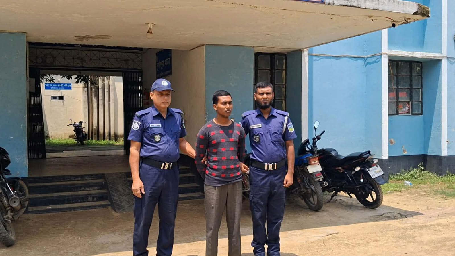 দুর্গাপুরে ছুরিকাঘাতে যুবক নিহত, মূল অভিযুক্তসহ গ্রেপ্তার ৩