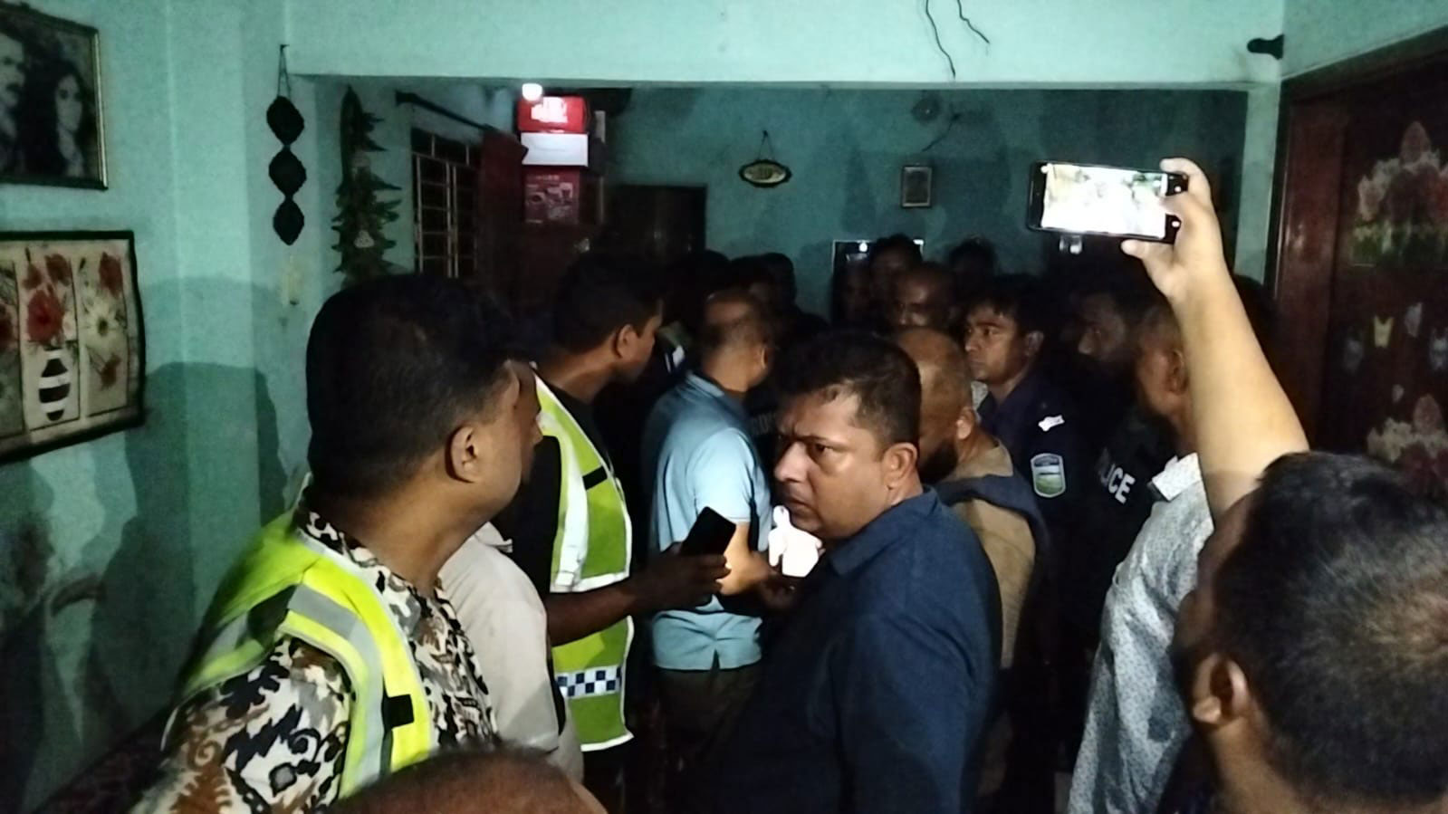 নেত্রকোনায় বাসায় ঢুকে গৃহবধূকে কুপিয়ে হত্যা, স্বামী ও ছেলে গুরুতর জখম