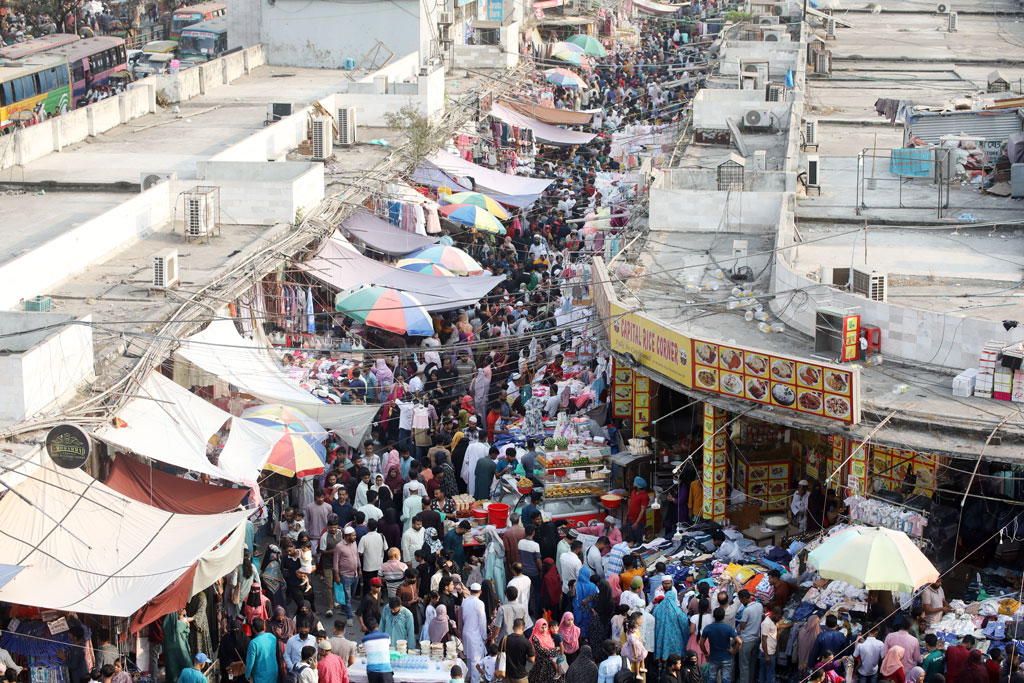 ঈদকে ঘিরে রাজধানীর নিউমার্কেট এলাকায় ক্রেতাদের ভিড়। আজ সোমবার তোলা। ছবি: মেহেদী হাসান