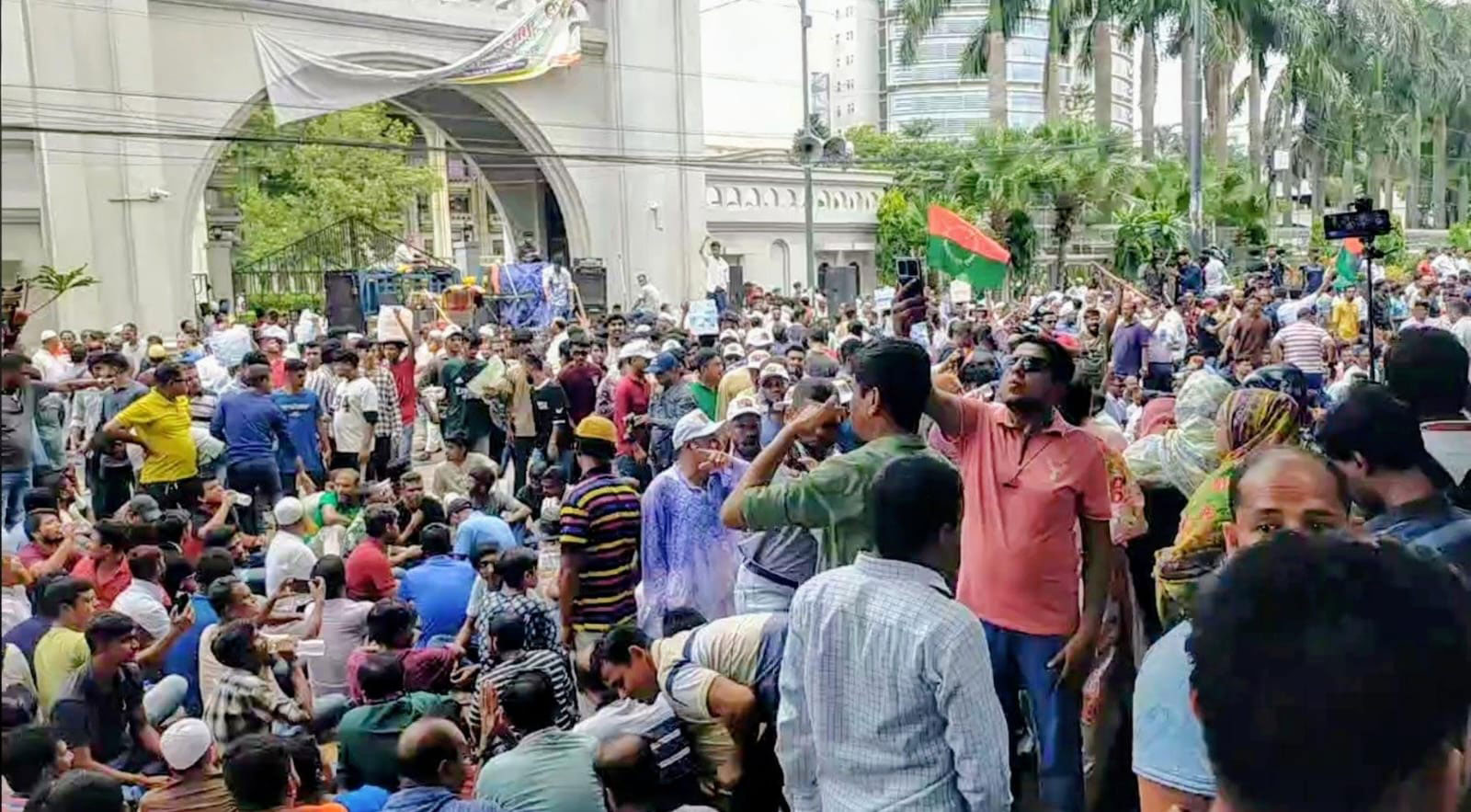 নগর ভবন অবরুদ্ধ, বন্ধ সব কার্যক্রম
