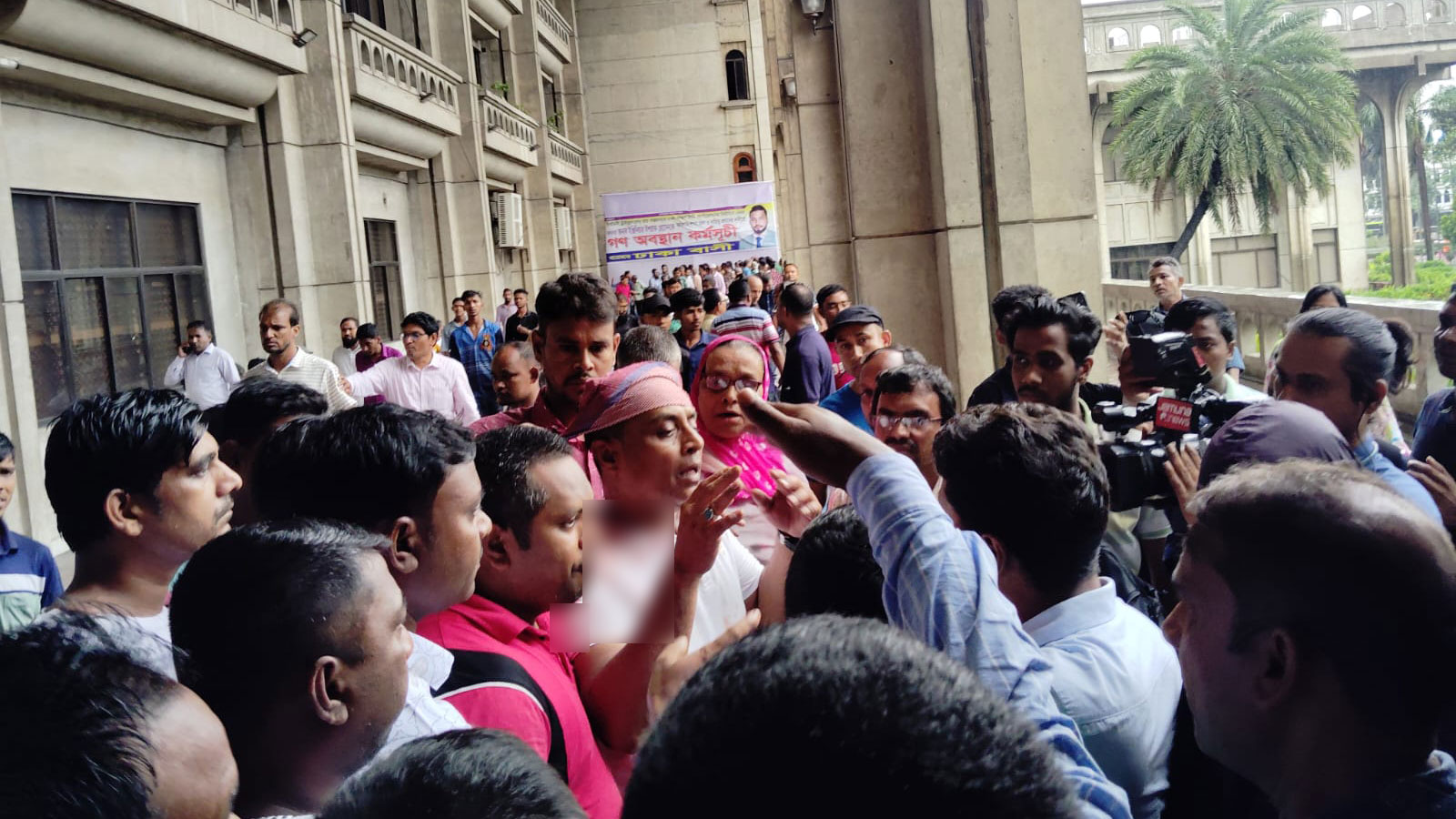 নগর ভবনে কর্মচারীদের দুপক্ষের হাতাহাতি, আহত অন্তত ৫