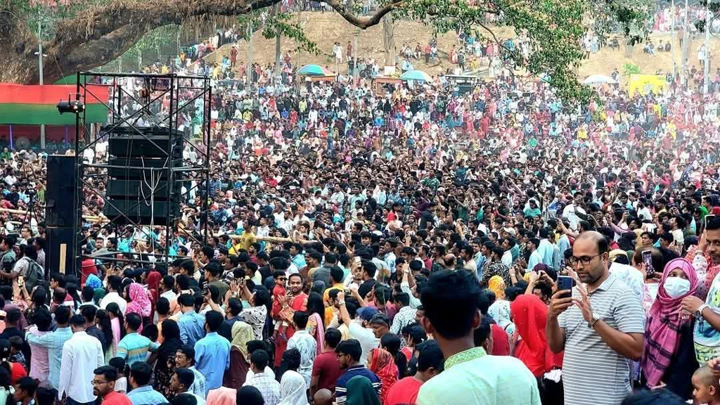 কড়া নিরাপত্তায় চট্টগ্রামে বর্ষবরণে মানুষের ঢল