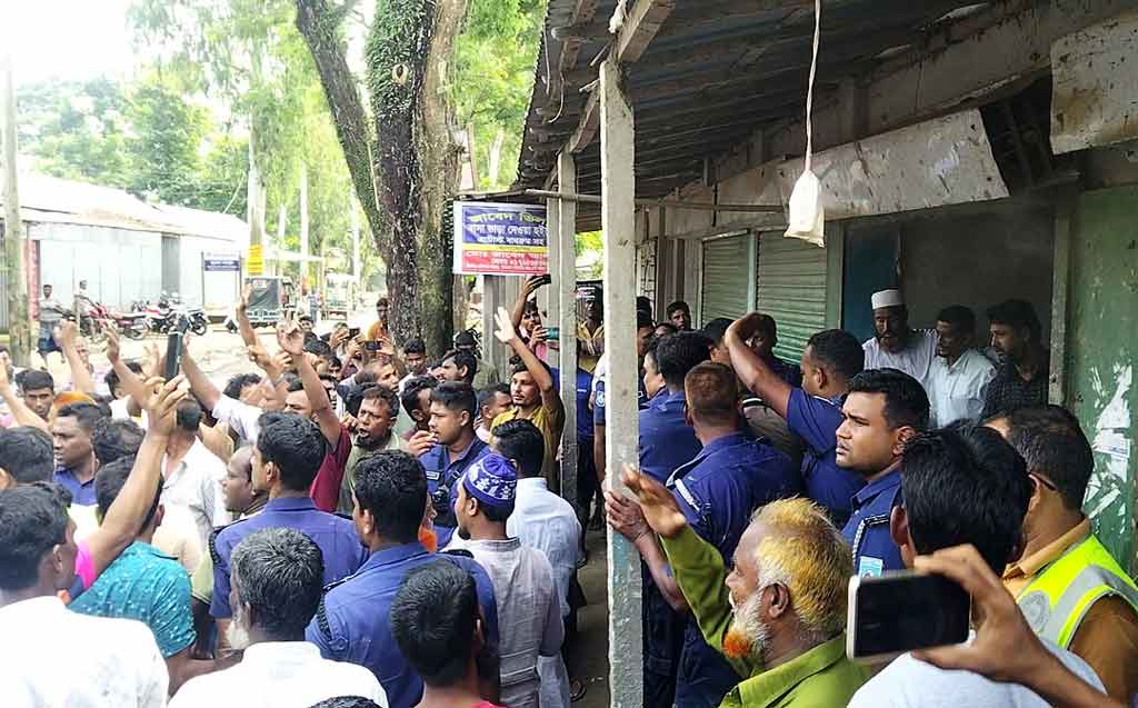 সার না পেয়ে কুড়িগ্রামে ফের সড়ক অবরোধ, গুদামে অবরুদ্ধ কৃষি কর্মকর্তা