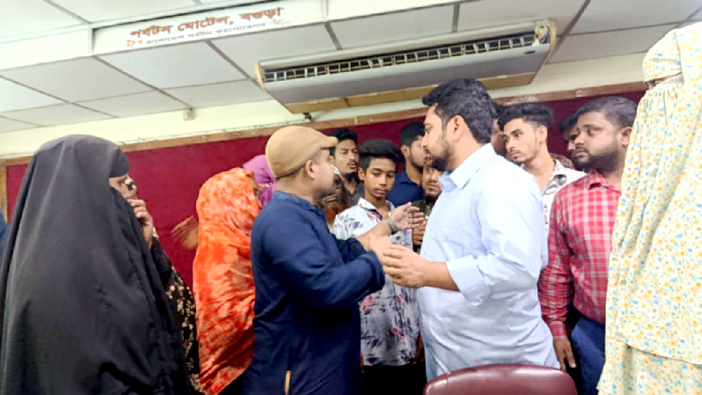 বগুড়ায় নাহিদ ইসলামকে পেয়ে কেঁদে ফেললেন শহীদ পরিবারের সদস্যরা