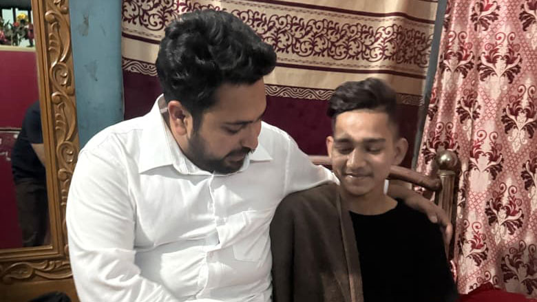 সেই জুলাই যোদ্ধা আতিককে দেখতে গেলেন নাহিদ ইসলাম