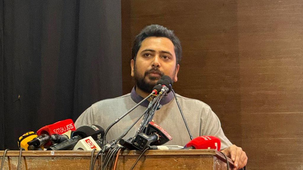 এই সরকার এখনো কোনো দেশ থেকে দাওয়াত পর্যন্ত পায়নি: নাহিদ ইসলাম