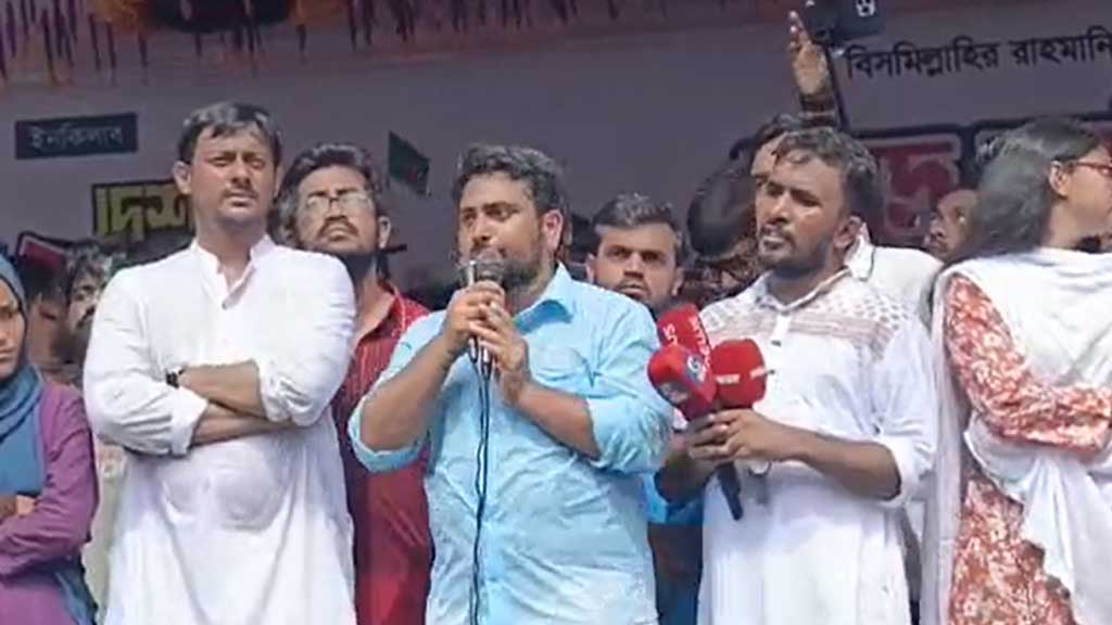 কক্সবাজার পথসভায় বক্তব্য দেন এনসিপি নেতা নাহিদ ইসলাম। ছবি: সংগৃহীত
