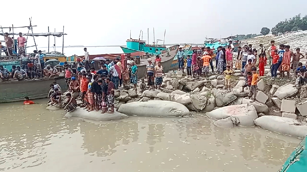 স্কুল ছুটির পর পদ্মায় গোসল করতে নেমে নিখোঁজ দুই ছাত্র