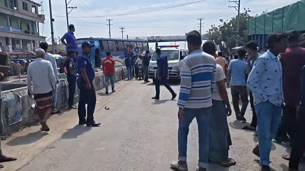 সিংড়ায় ট্রাকচাপায় ব্যবসায়ী নিহত, আহত ৩