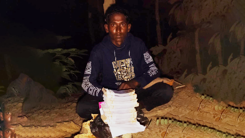 নাইক্ষ্যংছড়ি সীমান্তে ১২ লাখ জাল টাকাসহ তিন রোহিঙ্গা গ্রেপ্তার