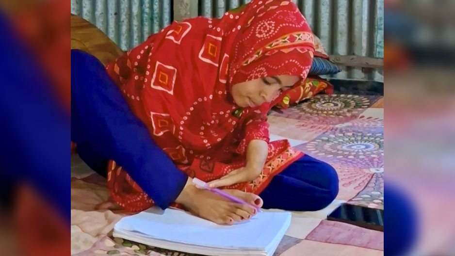হাত নেই, পা দিয়ে লিখেই মাস্টার্স জয়, শিক্ষক হওয়ার স্বপ্ন নিলার
