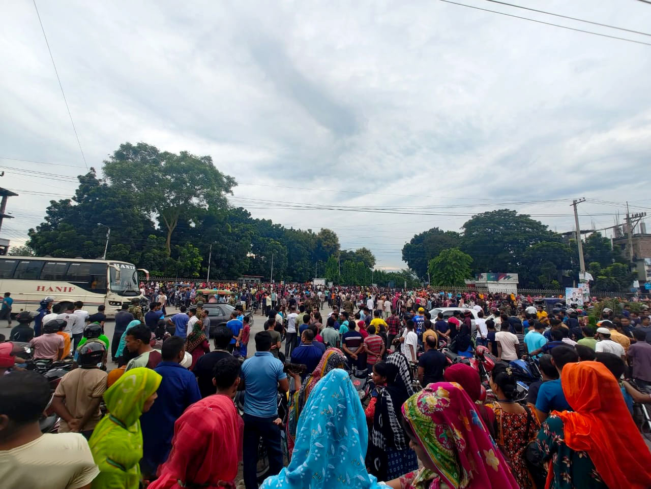 নীলফামারীর উত্তরা ইপিজেডে বিক্ষুব্ধ শ্রমিকদের সঙ্গে পুলিশের সংঘর্ষ। ছবি: আজকের পত্রিকা