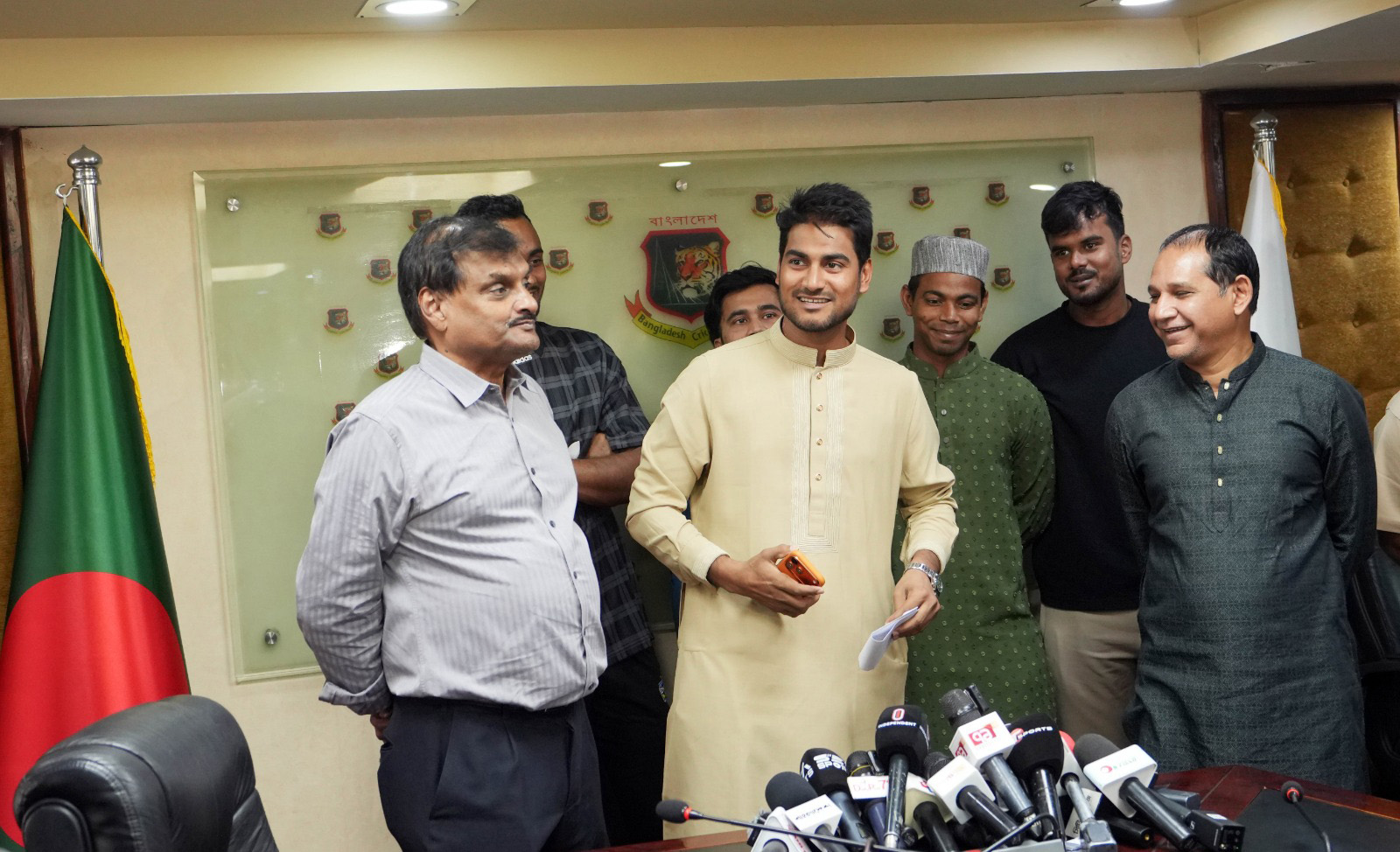 বিসিবির কাছ থেকে কোটি টাকা বুঝে পেলেন নাঈম শেখ