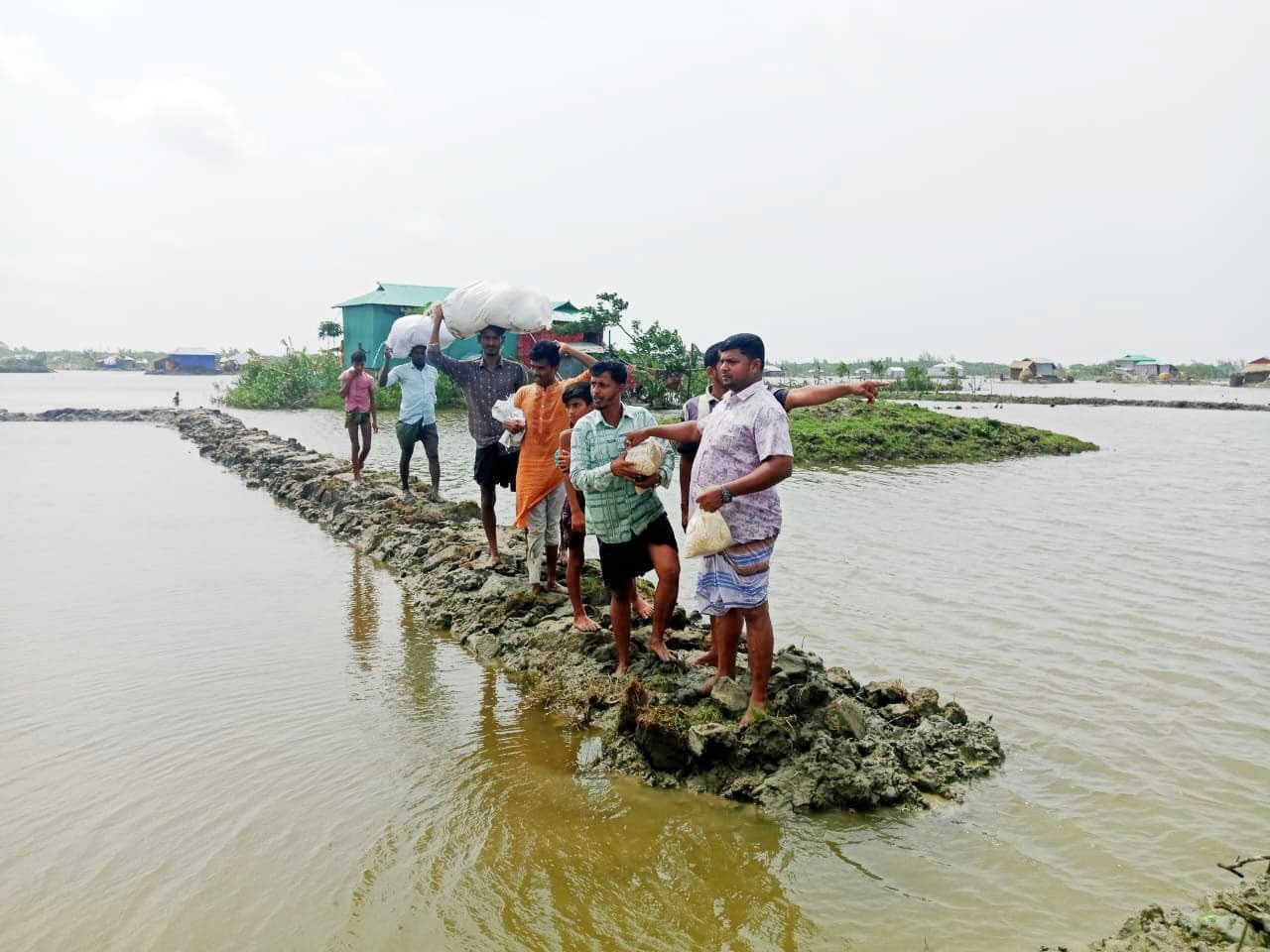 নিঝুম দ্বীপে দুর্গতদের পাশে যুবদল