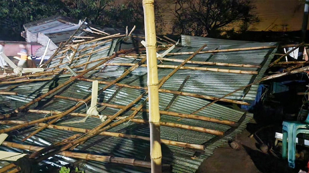 এক রাতের ঝড়ে লন্ডভন্ড গোমস্তাপুর