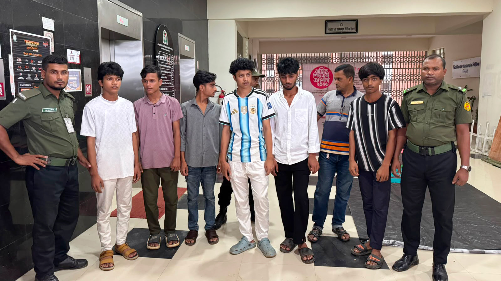গোপনে নারী শিক্ষার্থীর ভিডিও ধারণ, বহিরাগত ৬ কিশোর আটক