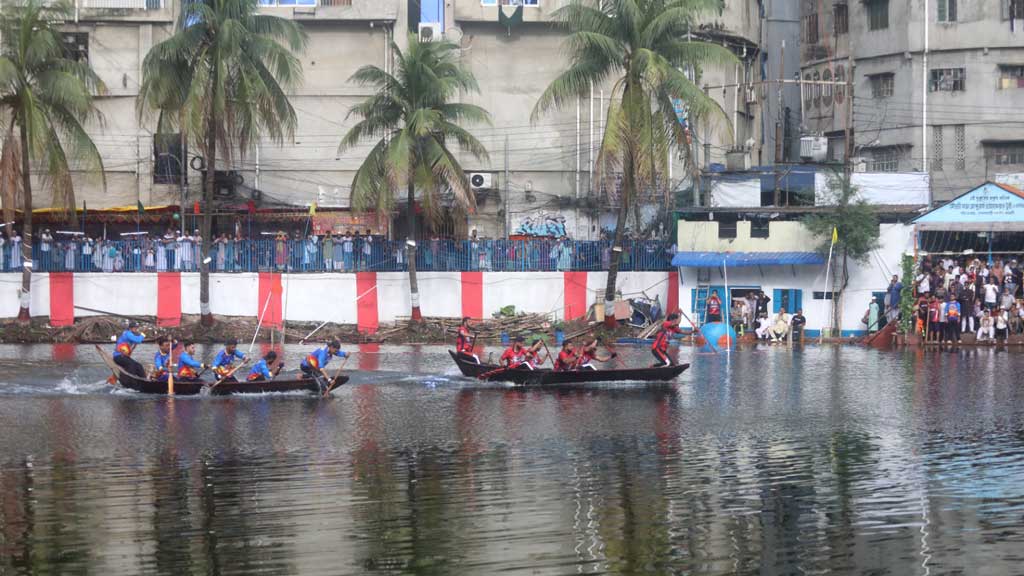 পুরান ঢাকার নবাববাড়ী পুকুরে অনুষ্ঠিত হলো দুই দিনব্যাপী নৌকাবাইচ। এই প্রতিযোগিতায় অংশ নেন স্থানীয় বাসিন্দারা। ছবি: আজকের পত্রিকা